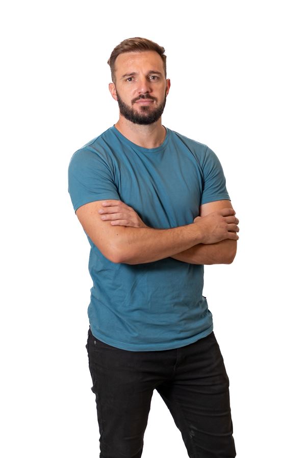 Joaco Abrego DiCaprio con remera azul y los brazos cruzados