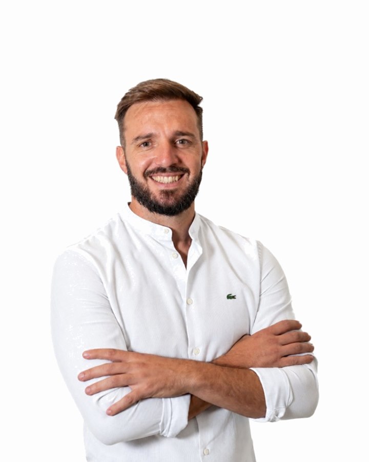 Joaco Abrego DiCaprio con camisa blanca y los brazos cruzados, sonriendo