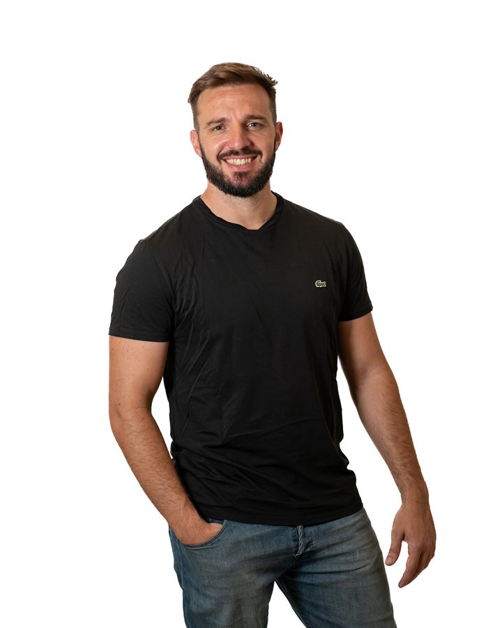 Joaco Abrego DiCaprio con remera negra, sonriendo