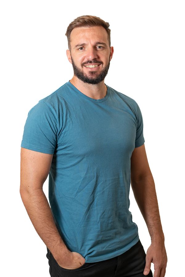 Joaco Abrego DiCaprio con remera azul, sonriendo